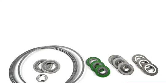 حشية ملفوفة بشكل حلزوني من الفولاذ المقاوم للصدأ SS304 متوافقة مع معيار ASME B16.20 مع حلقة داخلية
